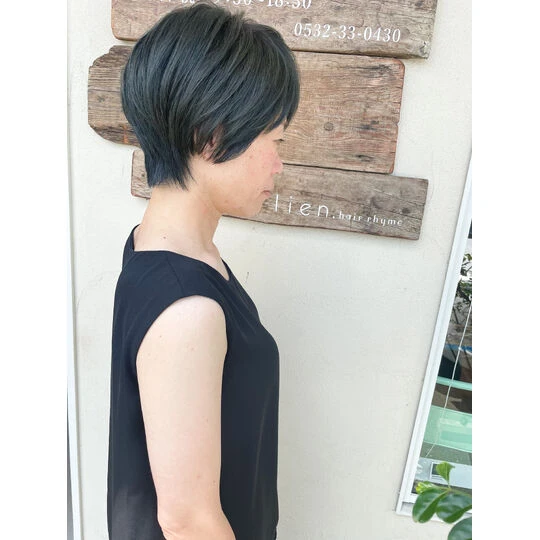 画像3990：豊橋でショートカットが似合う大人女性のスタイル/大人のクールベリーショート/上品ショート/40代50代に大人気◎