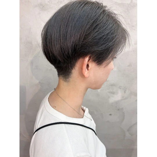 画像4352：豊橋でカットが上手い美容院|ハンサムショートのクール系女子シルバーグレージュ|豊橋でショートカットが得意な美容院|